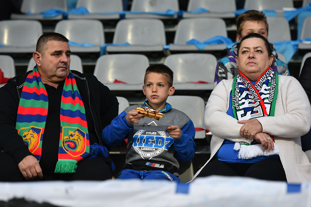 Kibice podczas meczu Miedzi Legnica ze Śląskiem Wrocław