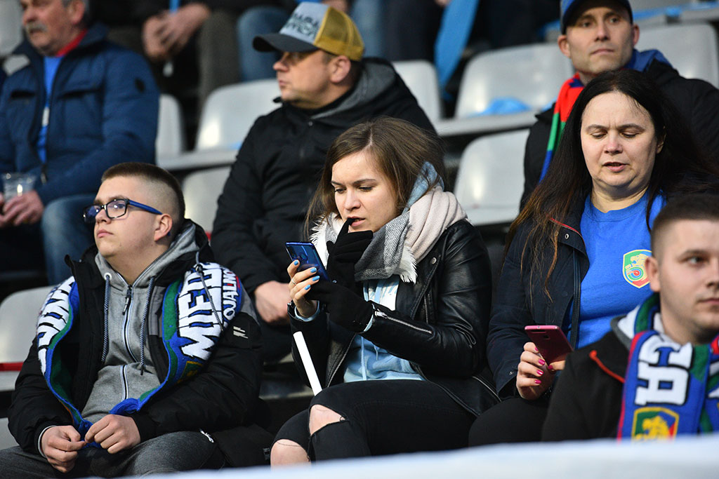 Kibice podczas meczu Miedzi Legnica ze Śląskiem Wrocław