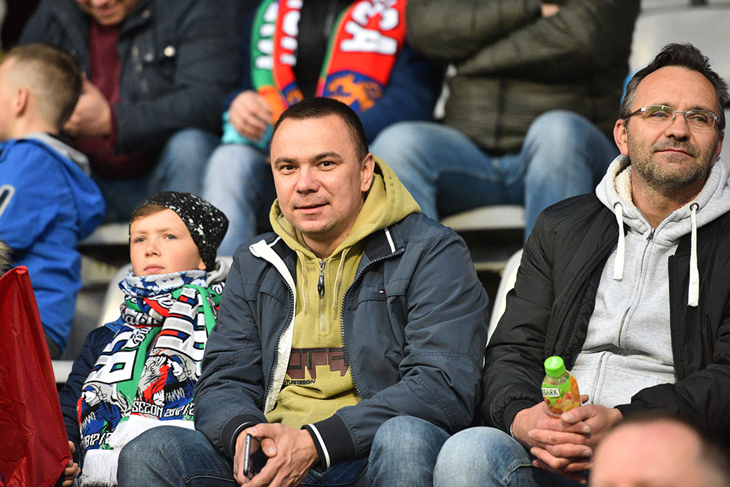 Kibice podczas meczu Miedzi Legnica ze Śląskiem Wrocław