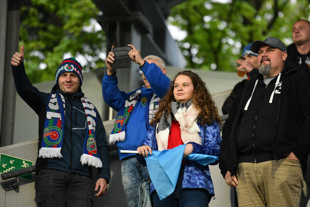 Kibice podczas meczu Miedzi Legnica ze Śląskiem Wrocław