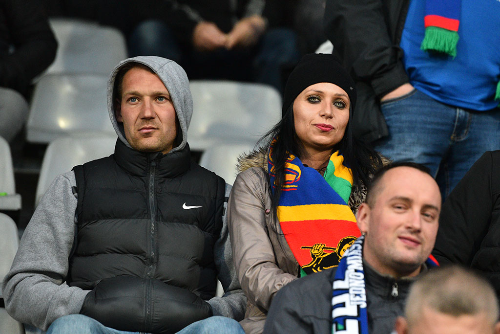 Kibice podczas meczu Miedzi Legnica ze Śląskiem Wrocław
