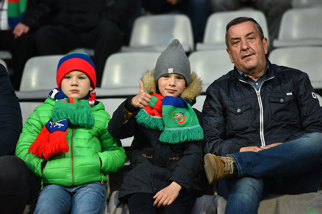 Kibice podczas meczu Miedzi Legnica ze Śląskiem Wrocław