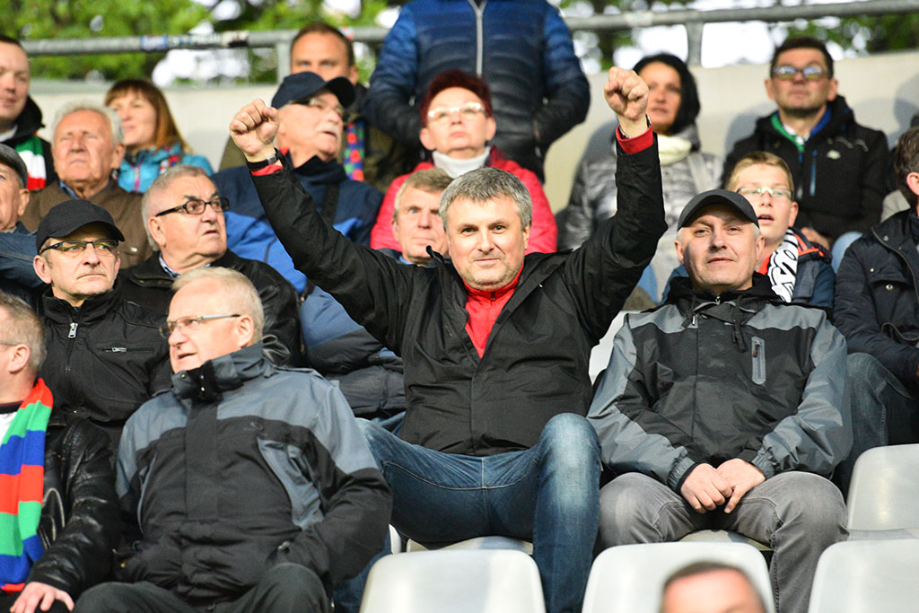 Kibice podczas meczu Miedzi Legnica ze Śląskiem Wrocław