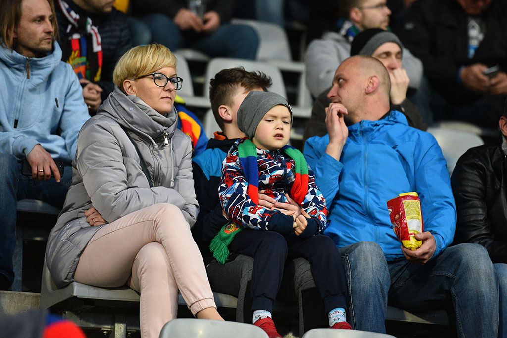 Kibice podczas meczu Miedzi Legnica ze Śląskiem Wrocław
