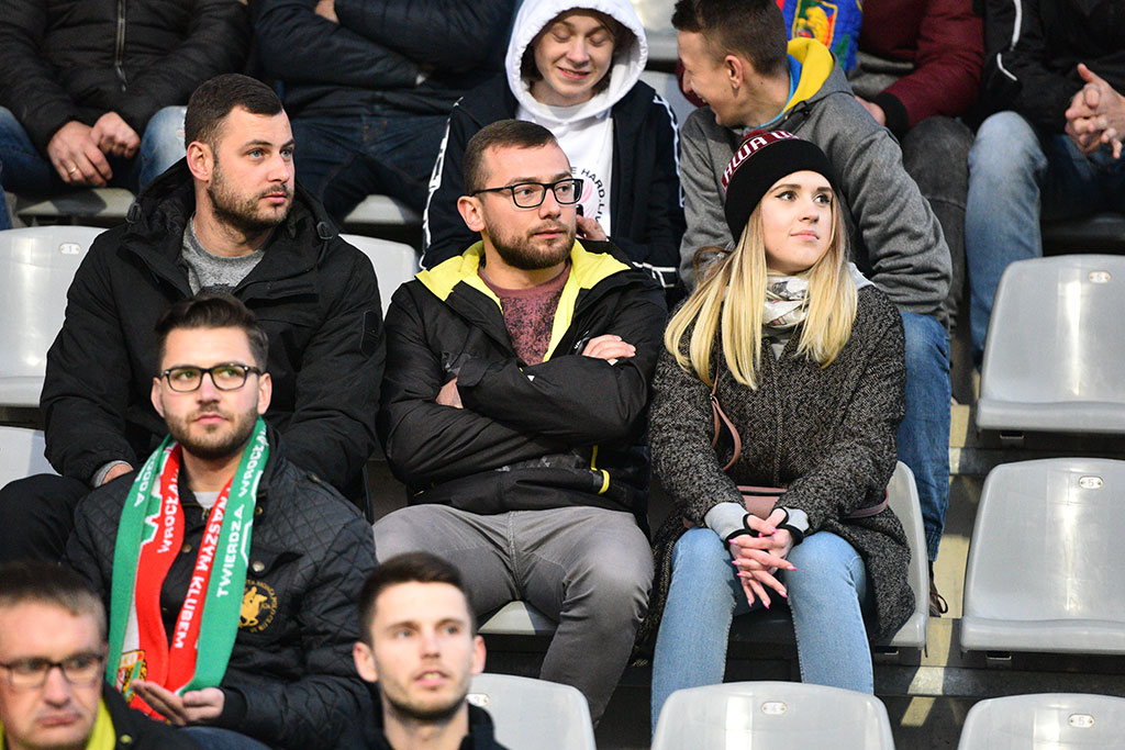 Kibice podczas meczu Miedzi Legnica ze Śląskiem Wrocław
