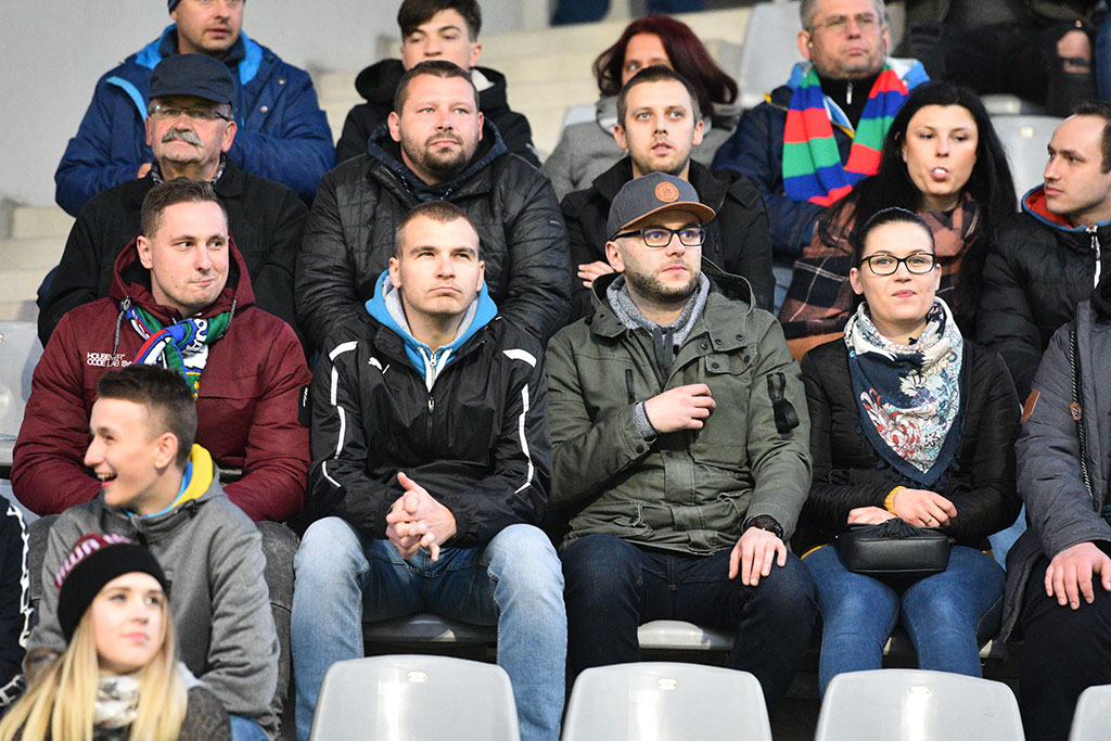 Kibice podczas meczu Miedzi Legnica ze Śląskiem Wrocław
