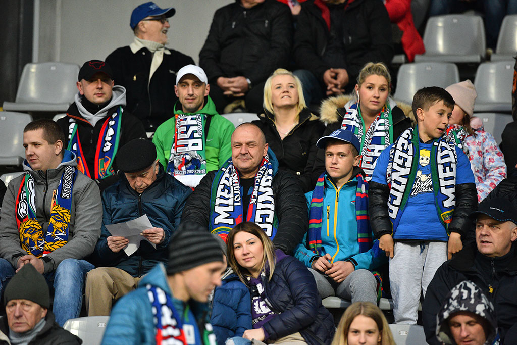 Kibice podczas meczu Miedzi Legnica ze Śląskiem Wrocław