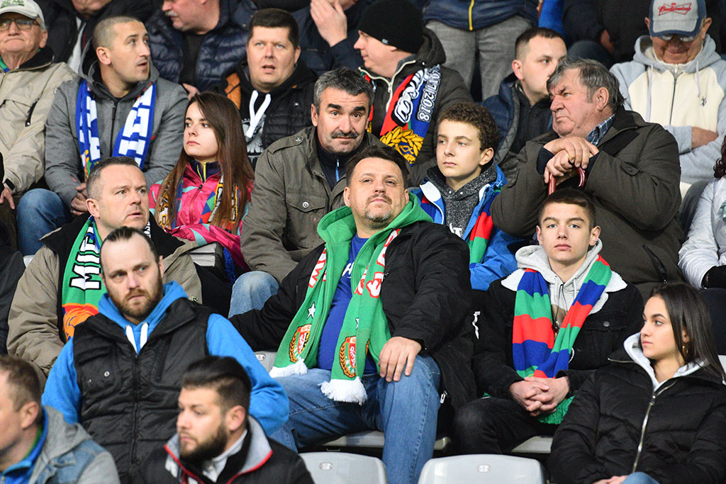 Kibice podczas meczu Miedzi Legnica ze Śląskiem Wrocław
