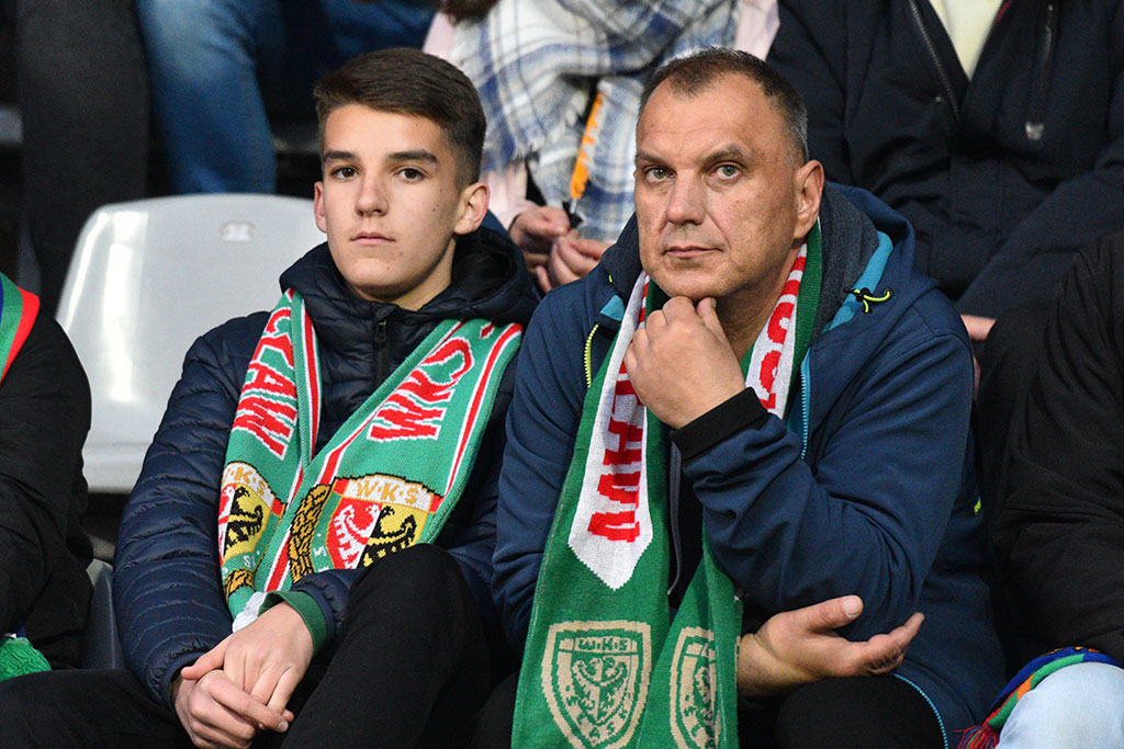 Kibice podczas meczu Miedzi Legnica ze Śląskiem Wrocław