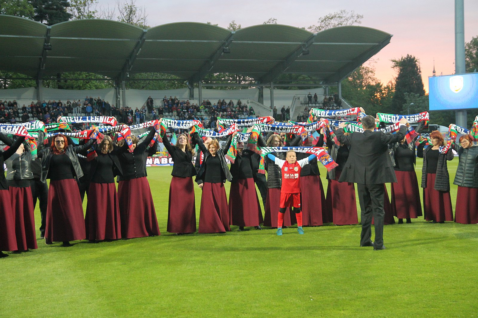 Kibice podczas meczu Miedzi Legnica ze Śląskiem Wrocław