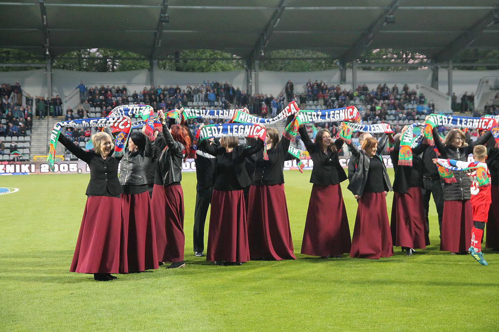 Kibice podczas meczu Miedzi Legnica ze Śląskiem Wrocław