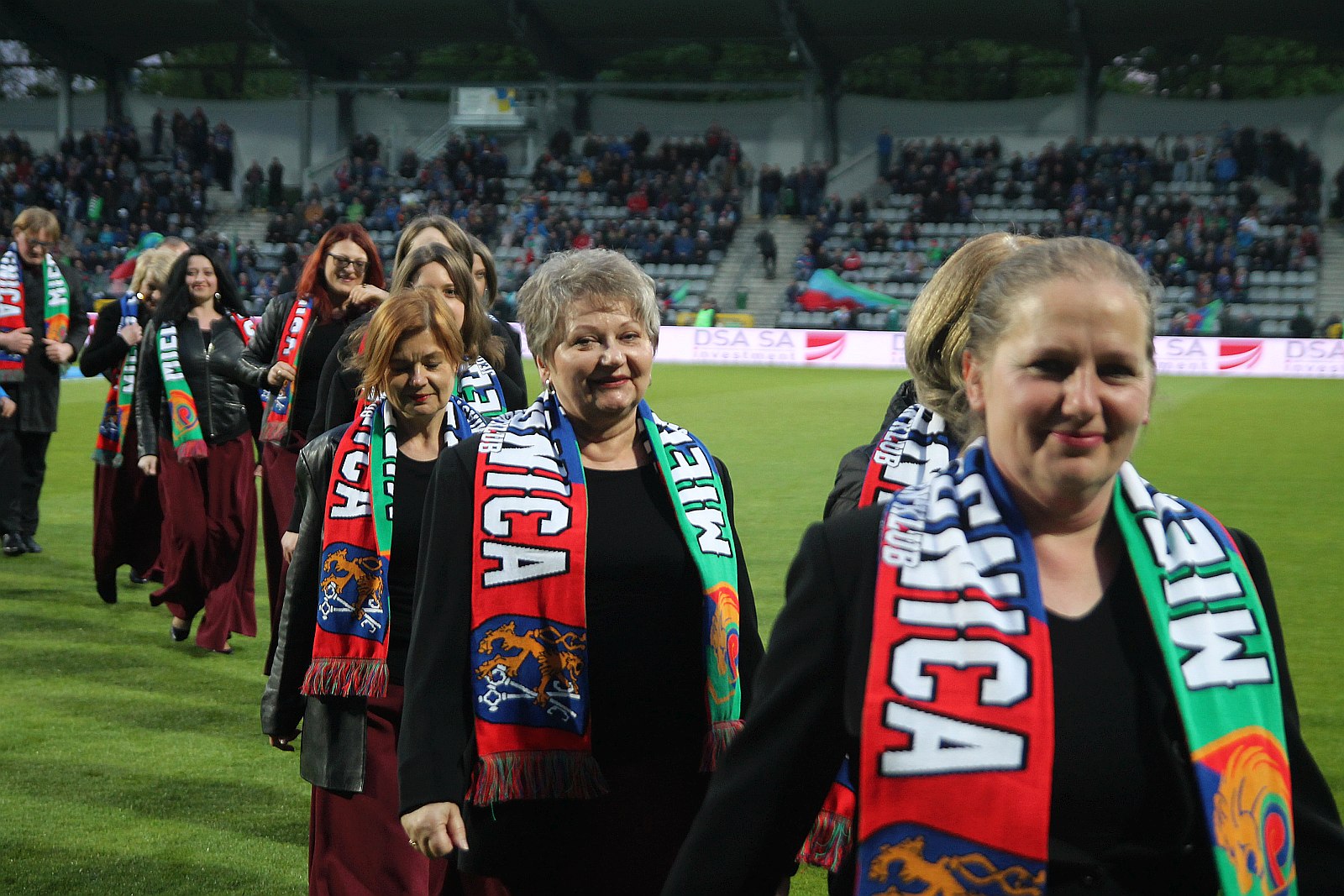 Kibice podczas meczu Miedzi Legnica ze Śląskiem Wrocław