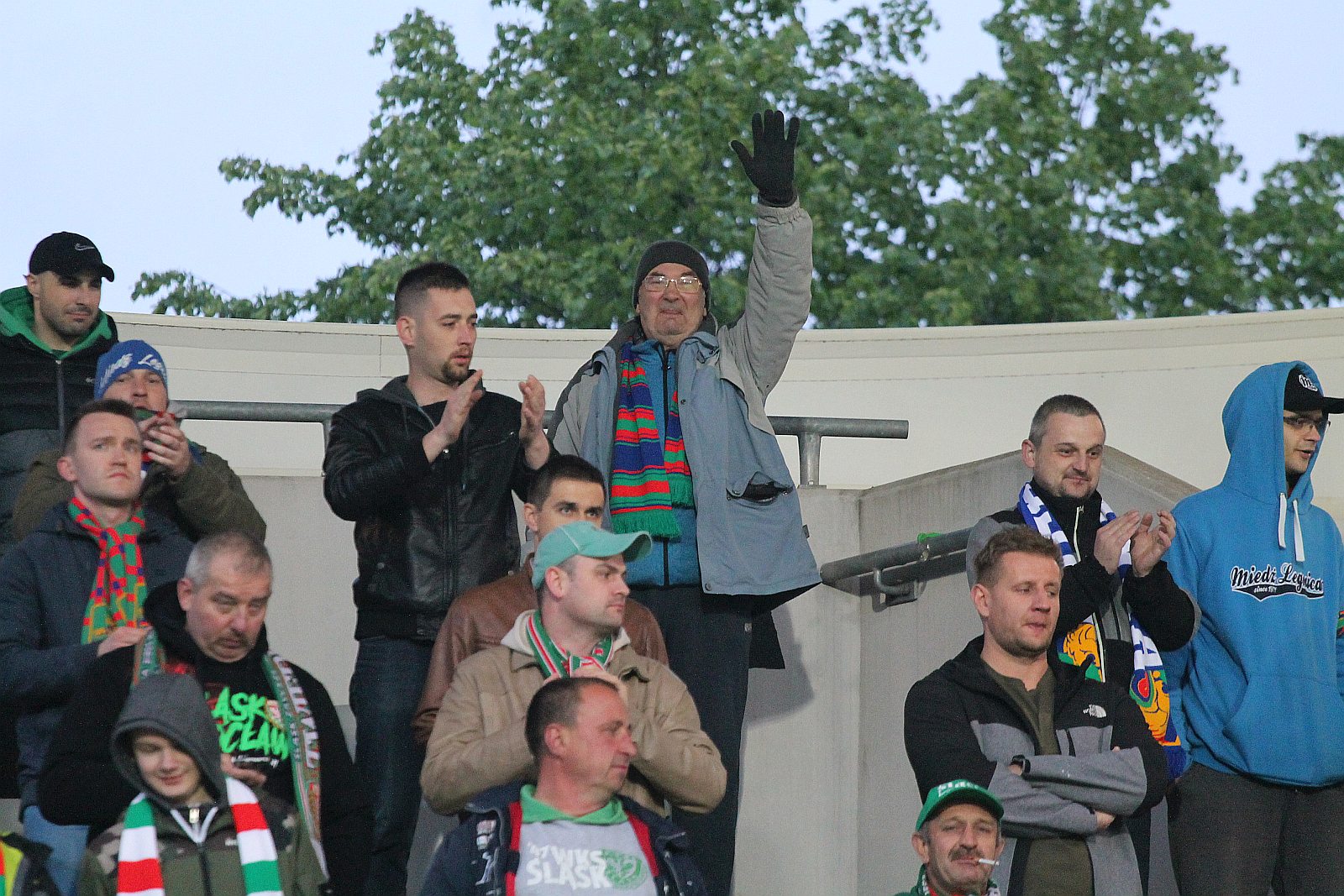 Kibice podczas meczu Miedzi Legnica ze Śląskiem Wrocław