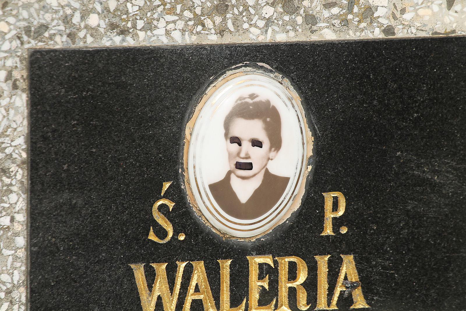 Wandale zniszczyli kolejne fotografie nagrobne