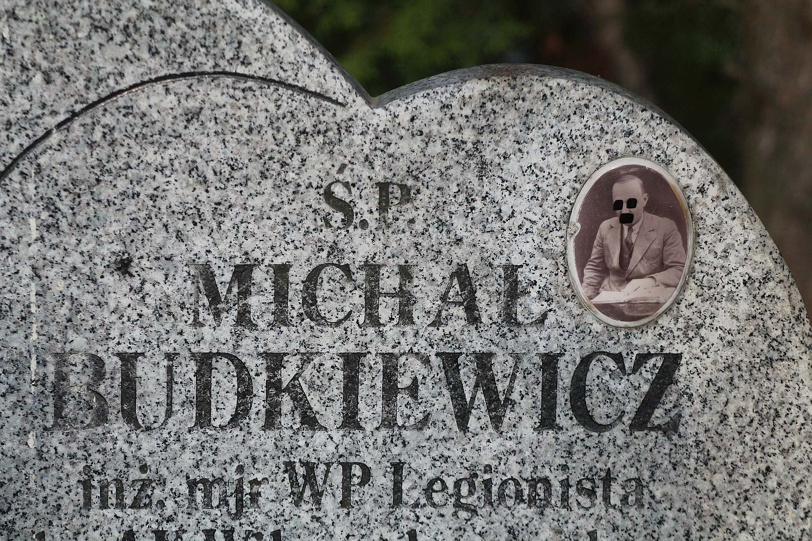 Wandale zniszczyli kolejne fotografie nagrobne