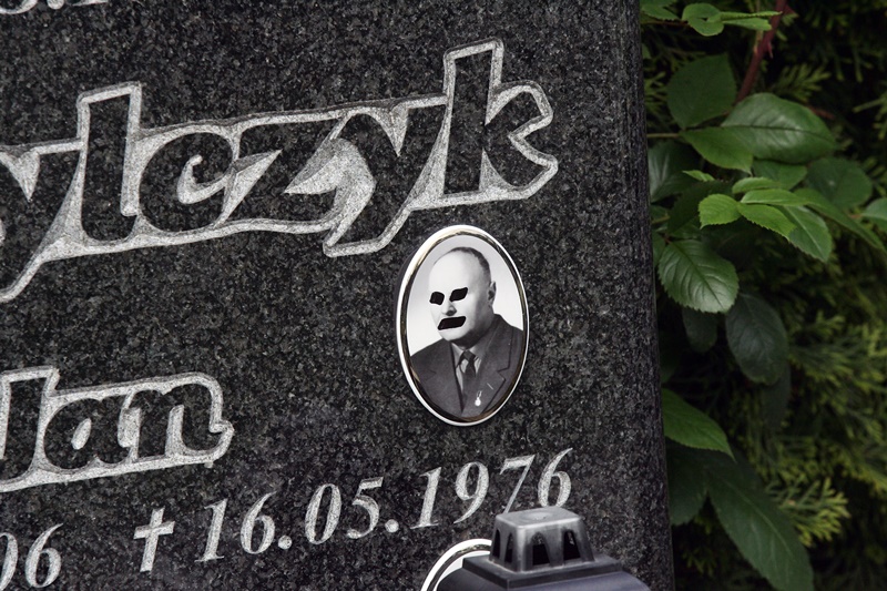 Wandale zniszczyli kolejne fotografie nagrobne