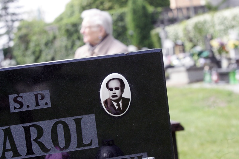 Wandale zniszczyli kolejne fotografie nagrobne