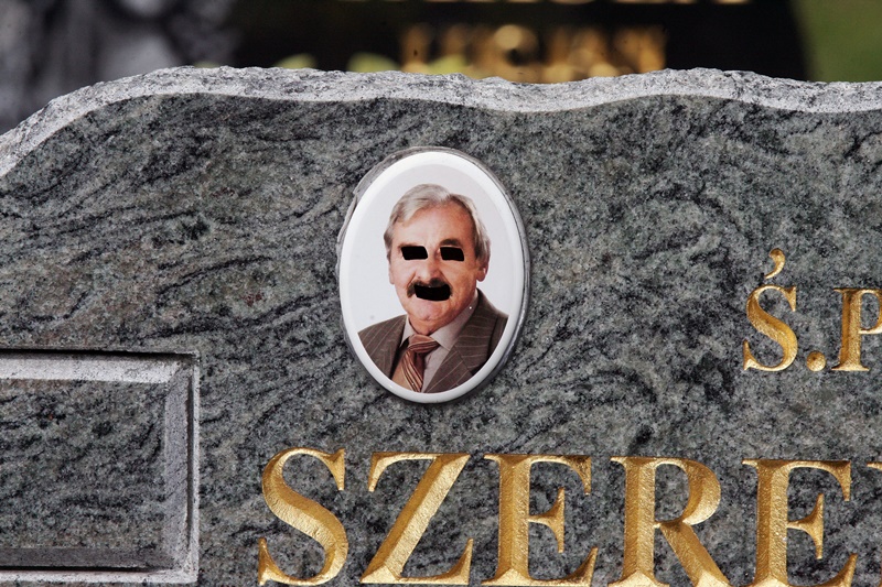 Wandale zniszczyli kolejne fotografie nagrobne