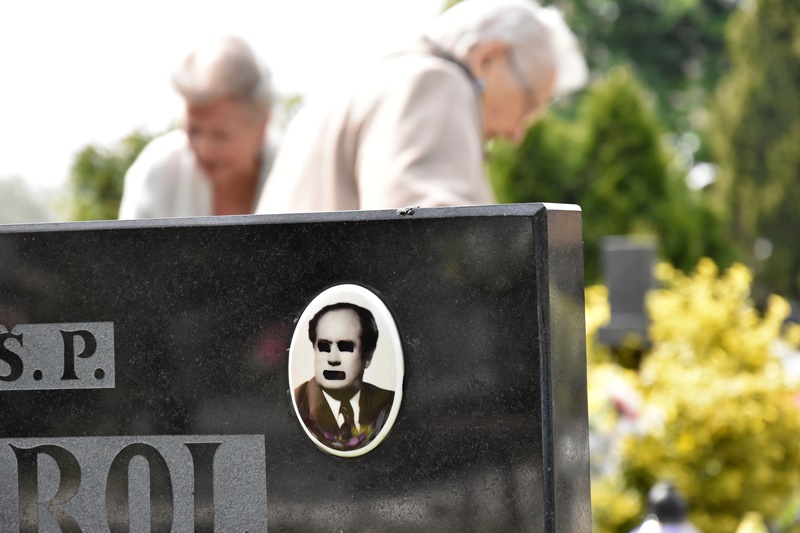 Wandale zniszczyli kolejne fotografie nagrobne