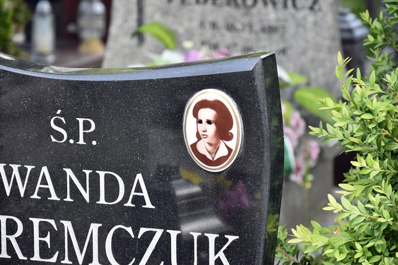 Wandale zniszczyli kolejne fotografie nagrobne