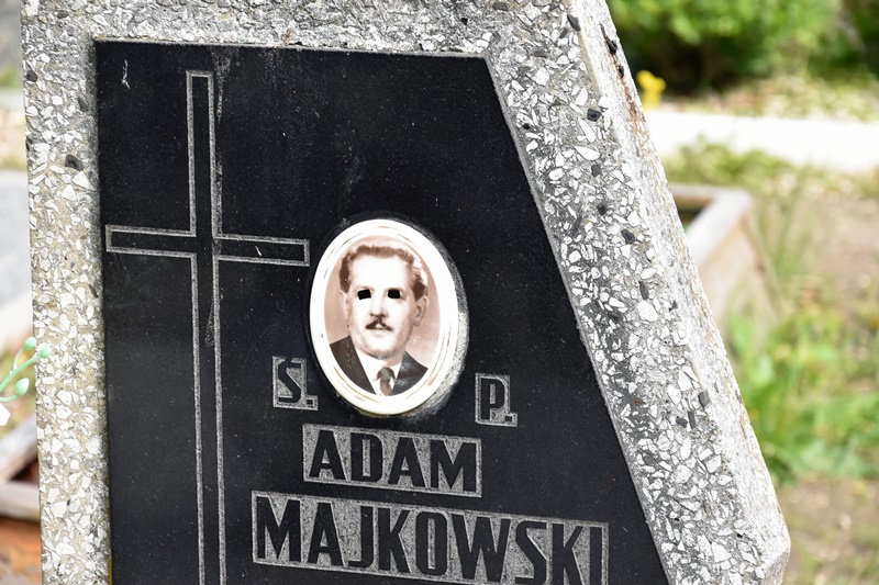Wandale zniszczyli kolejne fotografie nagrobne