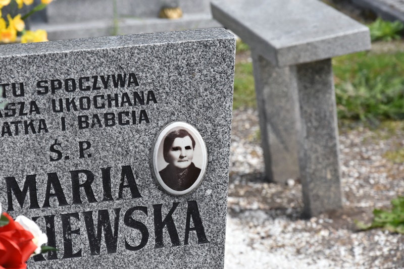 Wandale zniszczyli kolejne fotografie nagrobne