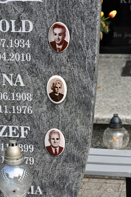 Wandale zniszczyli kolejne fotografie nagrobne