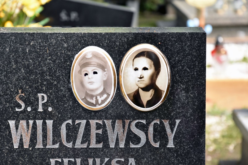 Wandale zniszczyli kolejne fotografie nagrobne