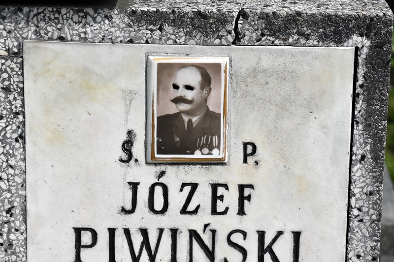Wandale zniszczyli kolejne fotografie nagrobne
