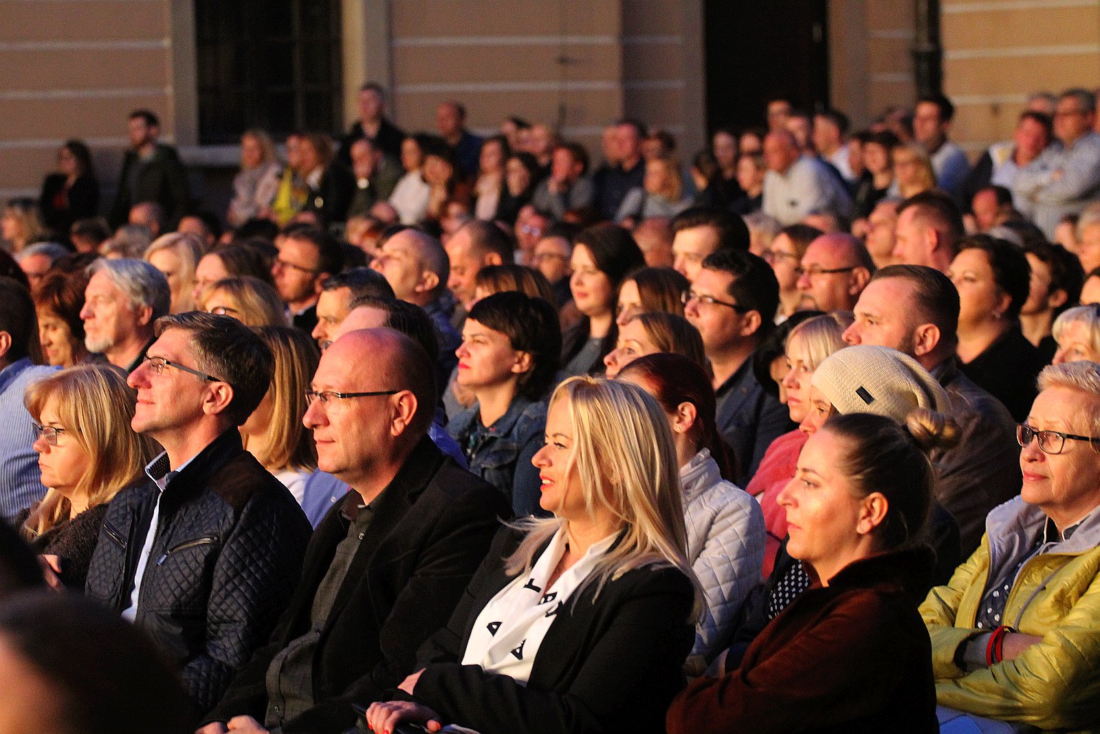 Niezwykły pełen gwiazd koncert na dziedzińcu Akademii Rycerskiej