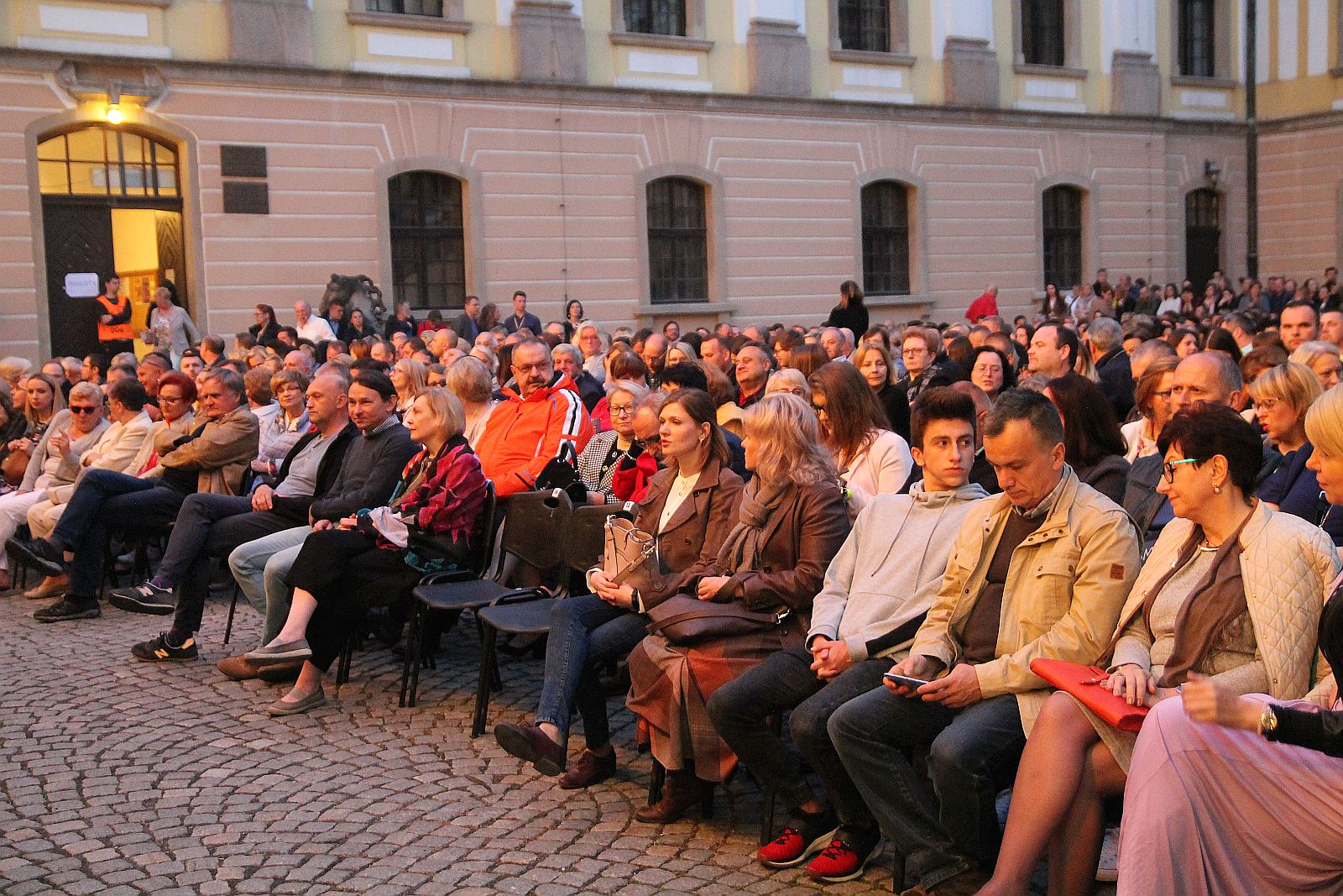 Niezwykły pełen gwiazd koncert na dziedzińcu Akademii Rycerskiej