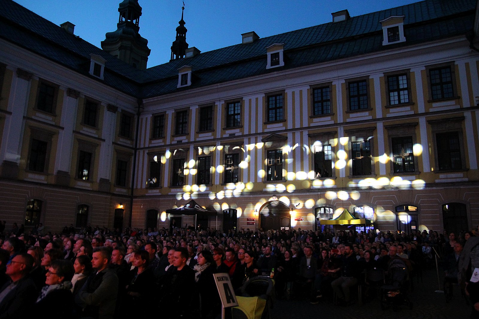 Niezwykły pełen gwiazd koncert na dziedzińcu Akademii Rycerskiej