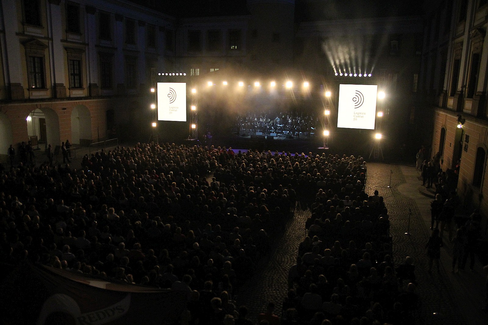 Niezwykły pełen gwiazd koncert na dziedzińcu Akademii Rycerskiej