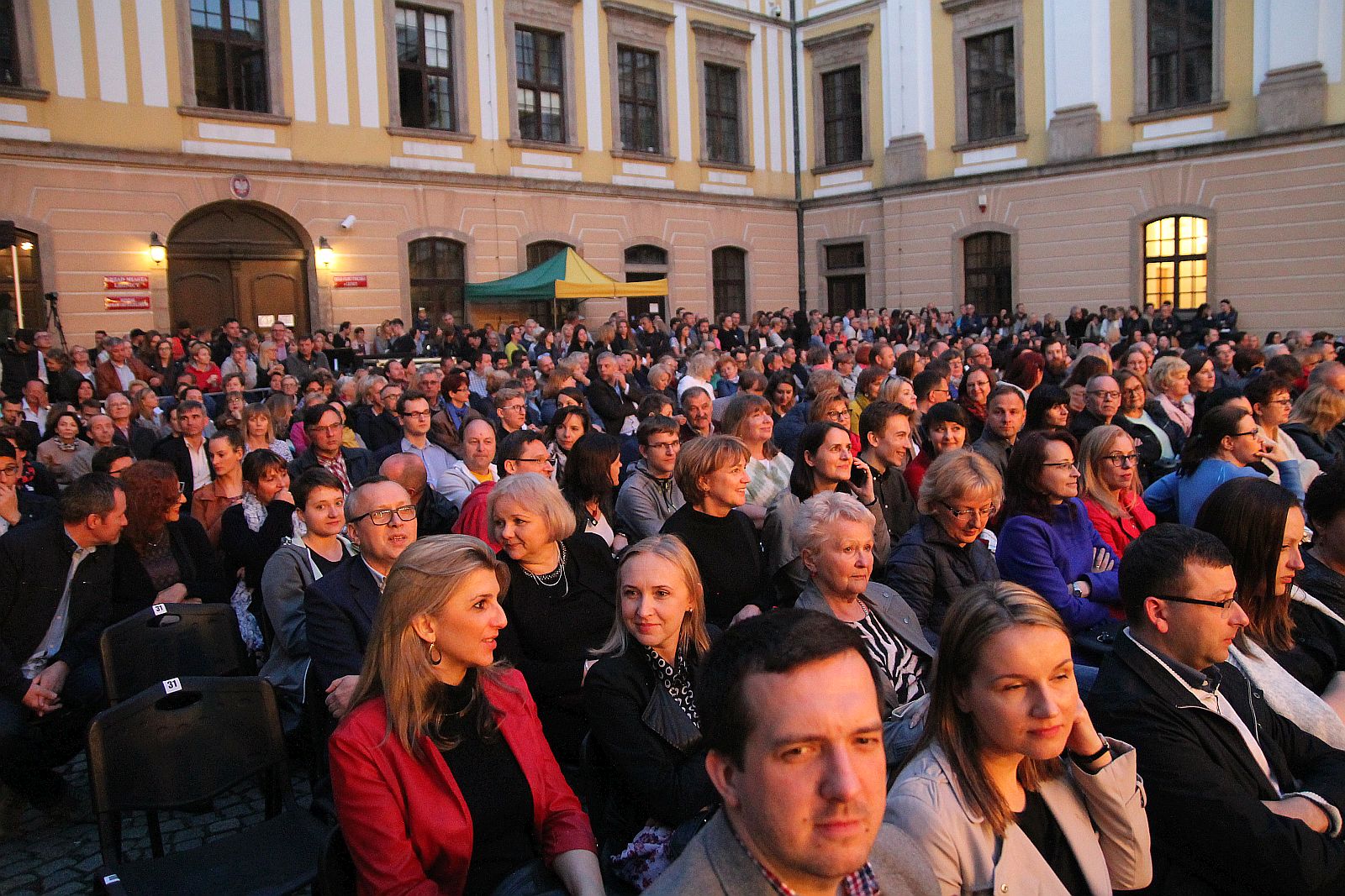 Niezwykły pełen gwiazd koncert na dziedzińcu Akademii Rycerskiej