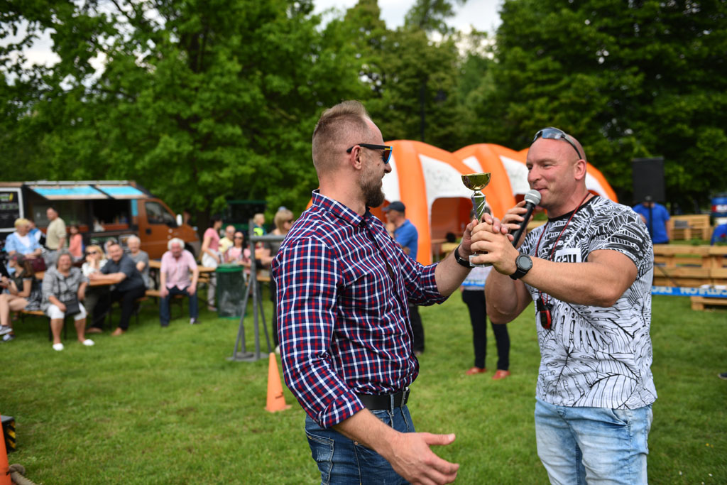 Rozpoczęło się kucie w Parku Miejskim. Trwa Turniej Kowali