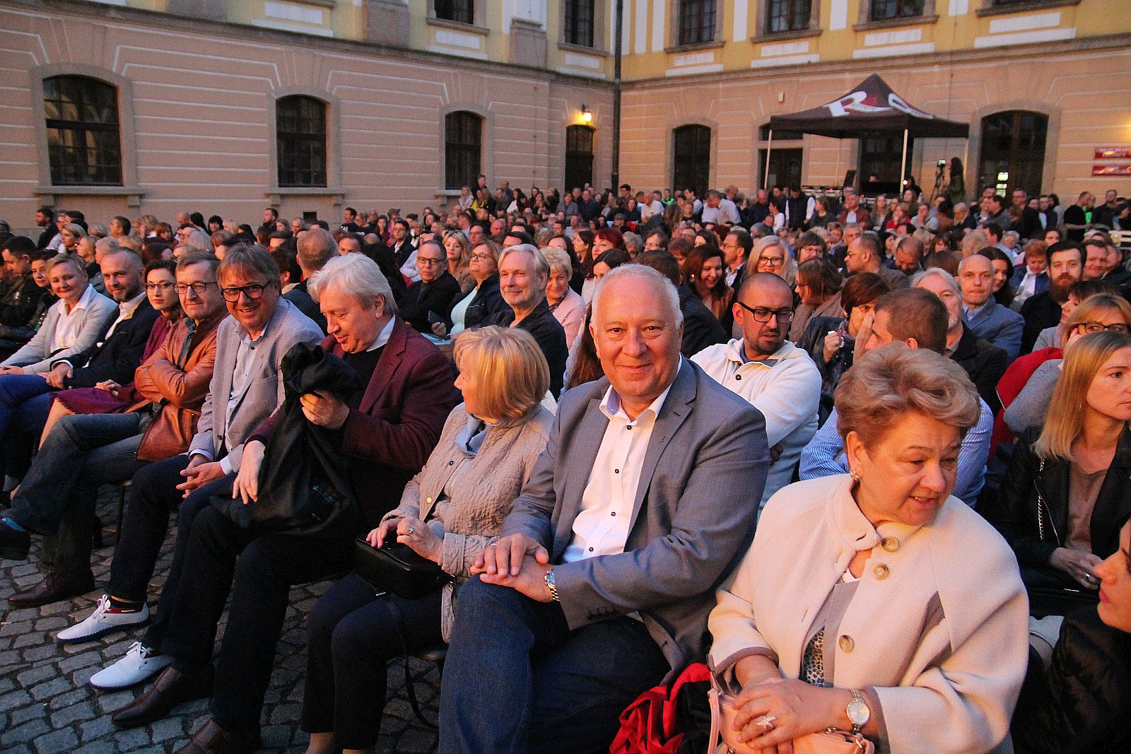 Niezwykły pełen gwiazd koncert na dziedzińcu Akademii Rycerskiej
