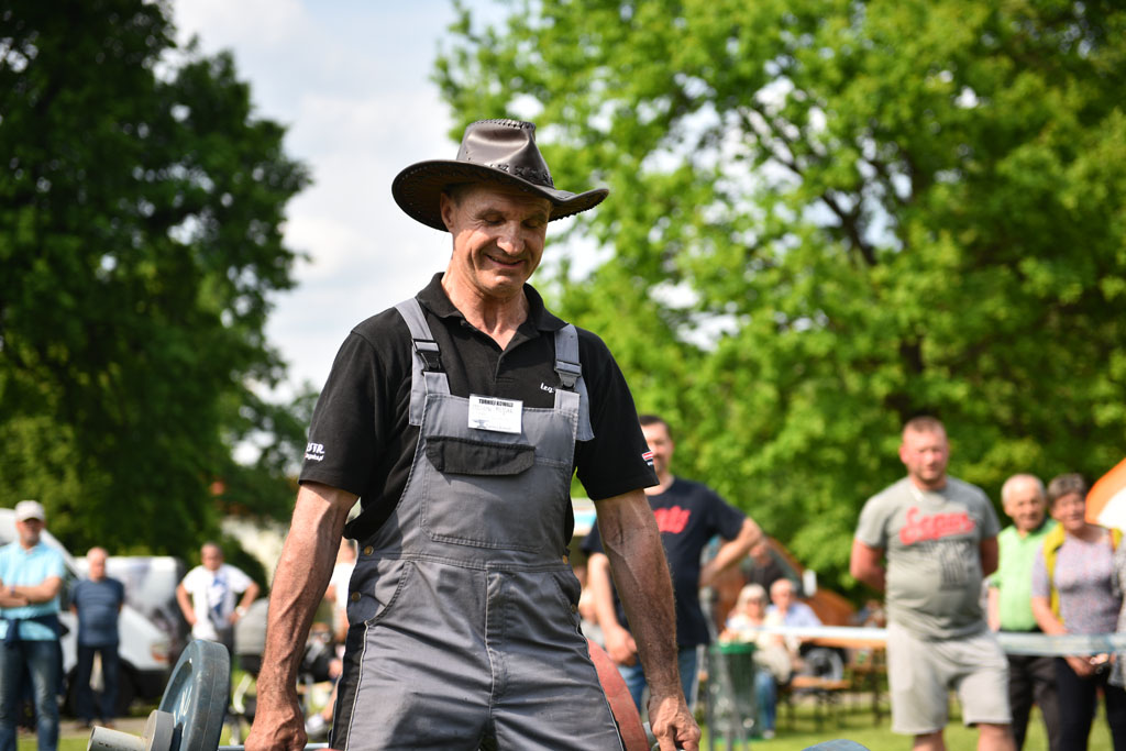 Rozpoczęło się kucie w Parku Miejskim. Trwa Turniej Kowali