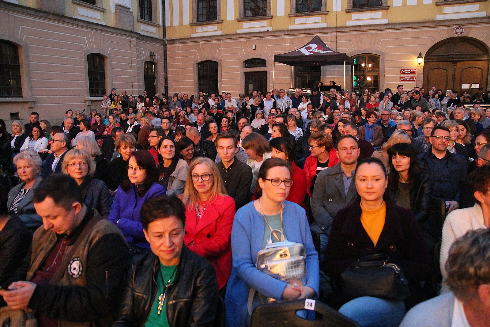 Niezwykły pełen gwiazd koncert na dziedzińcu Akademii Rycerskiej