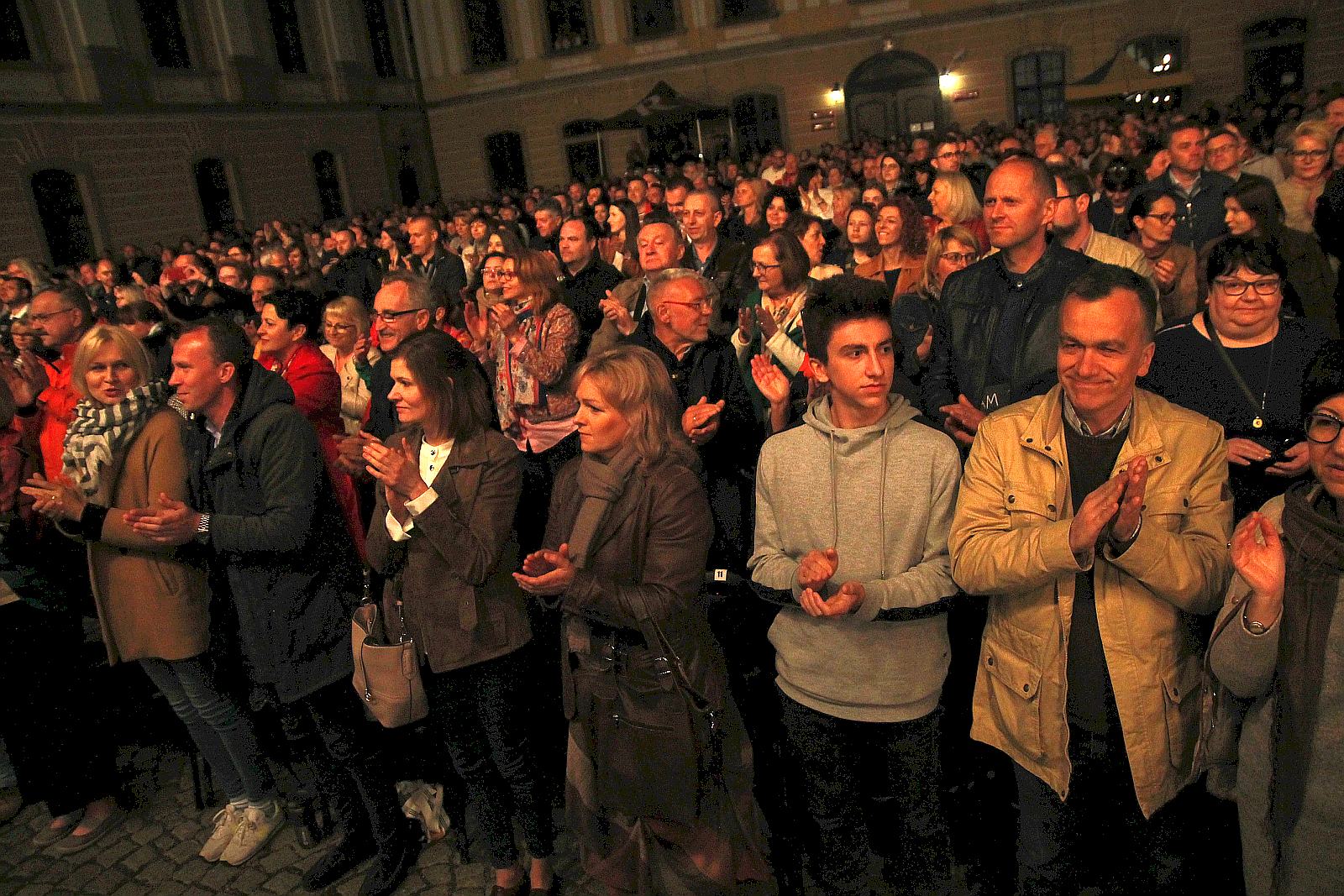 Niezwykły pełen gwiazd koncert na dziedzińcu Akademii Rycerskiej