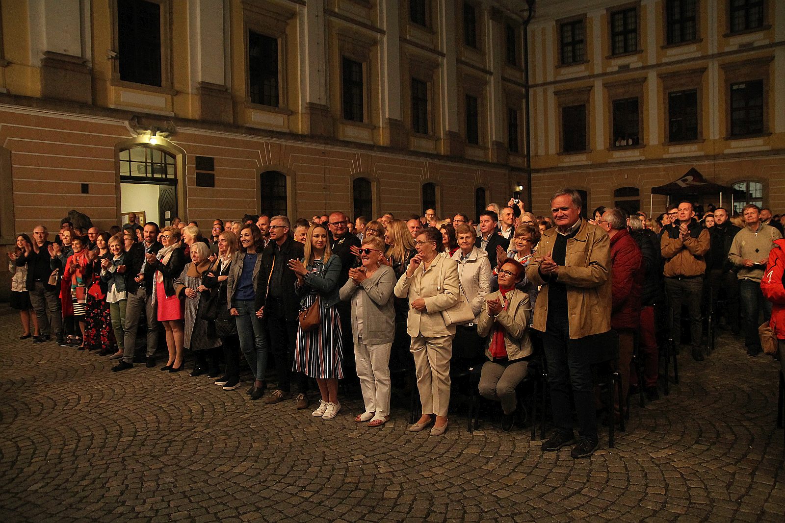 Niezwykły pełen gwiazd koncert na dziedzińcu Akademii Rycerskiej