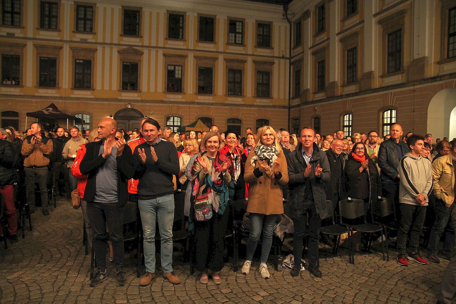 Niezwykły pełen gwiazd koncert na dziedzińcu Akademii Rycerskiej