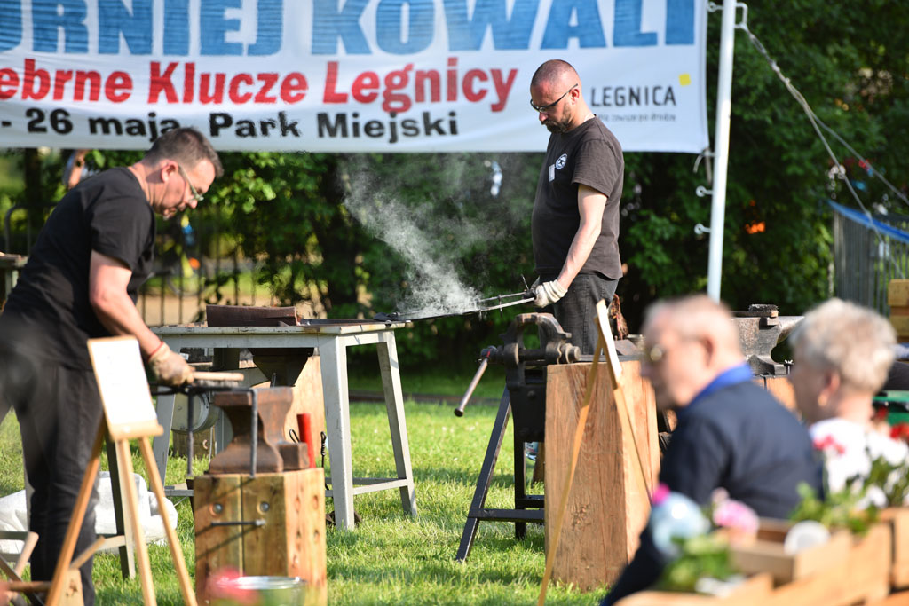 Rozpoczęło się kucie w Parku Miejskim. Trwa Turniej Kowali