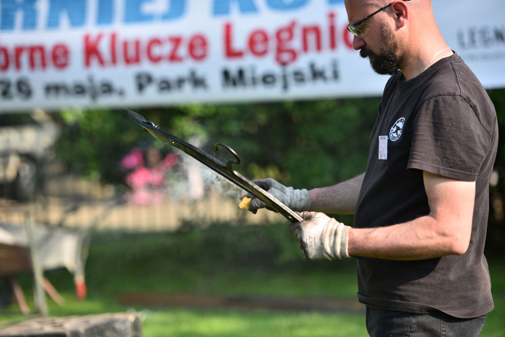 Rozpoczęło się kucie w Parku Miejskim. Trwa Turniej Kowali