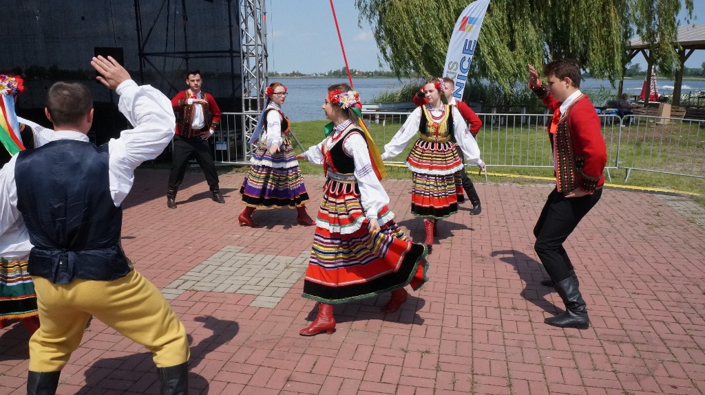 Lokalni artyści pokazali umiejętności taneczne i wokalne