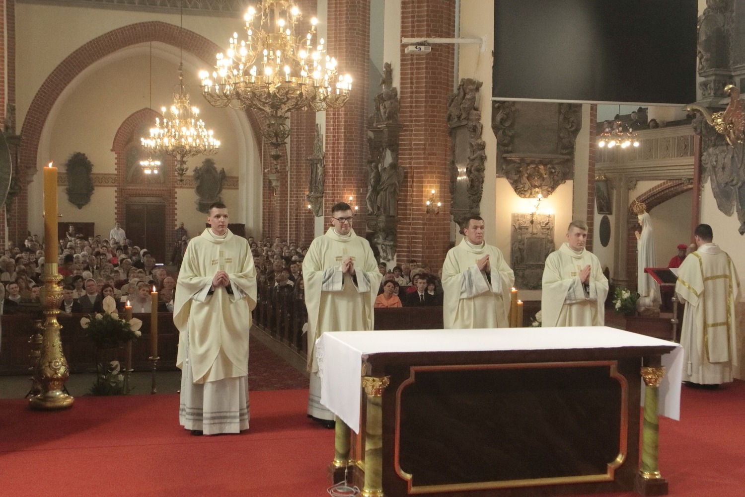 Święcenia w katedrze. Diecezja na czterech nowych księży