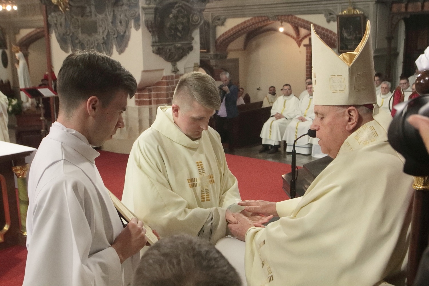 Święcenia w katedrze. Diecezja na czterech nowych księży