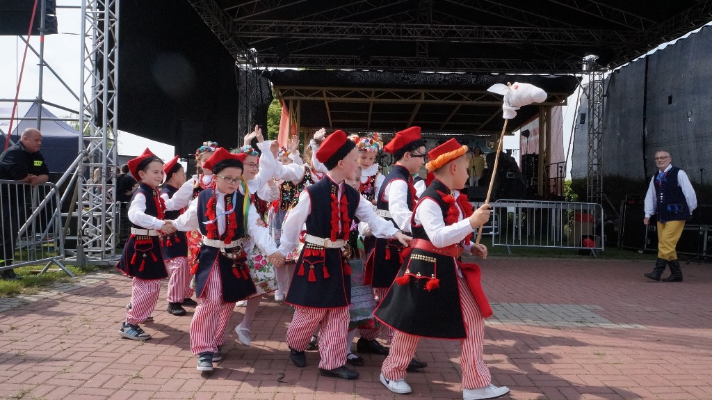 Lokalni artyści pokazali umiejętności taneczne i wokalne