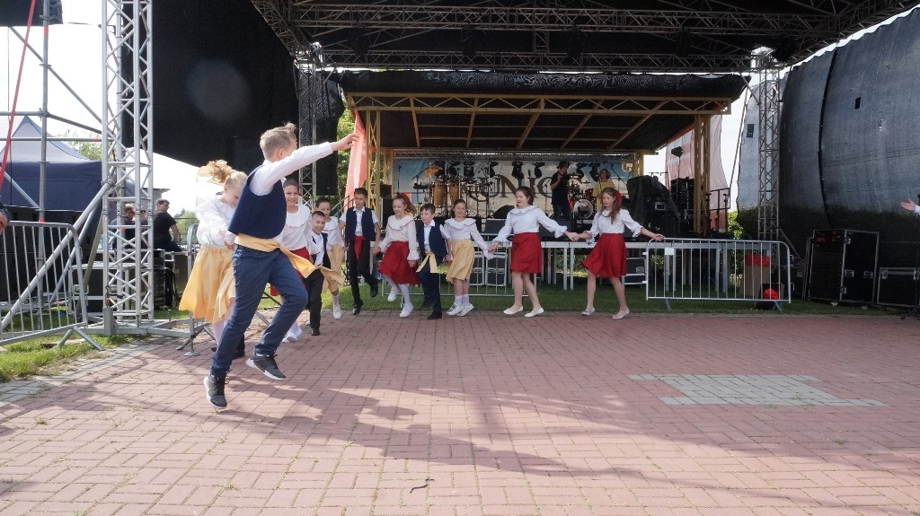 Lokalni artyści pokazali umiejętności taneczne i wokalne