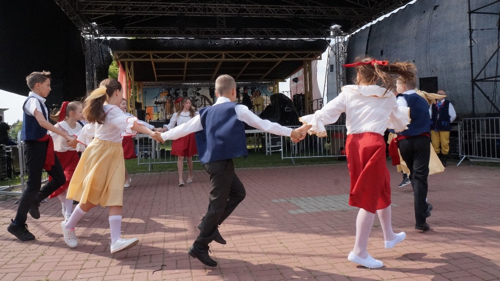 Lokalni artyści pokazali umiejętności taneczne i wokalne