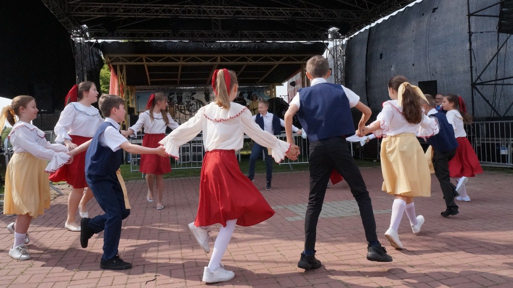 Lokalni artyści pokazali umiejętności taneczne i wokalne